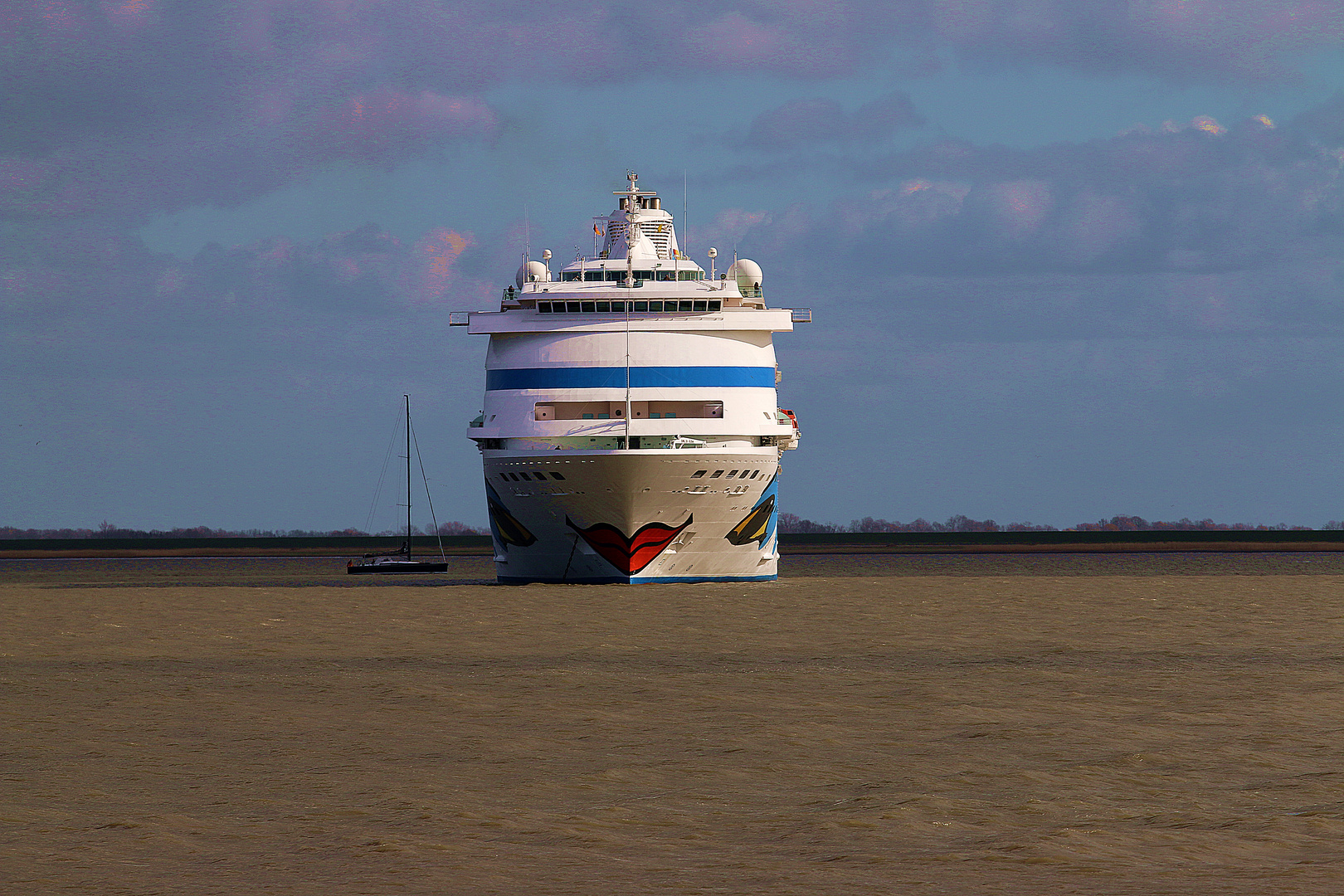 Aida Cara vor der Schleuse Brunsbüttel