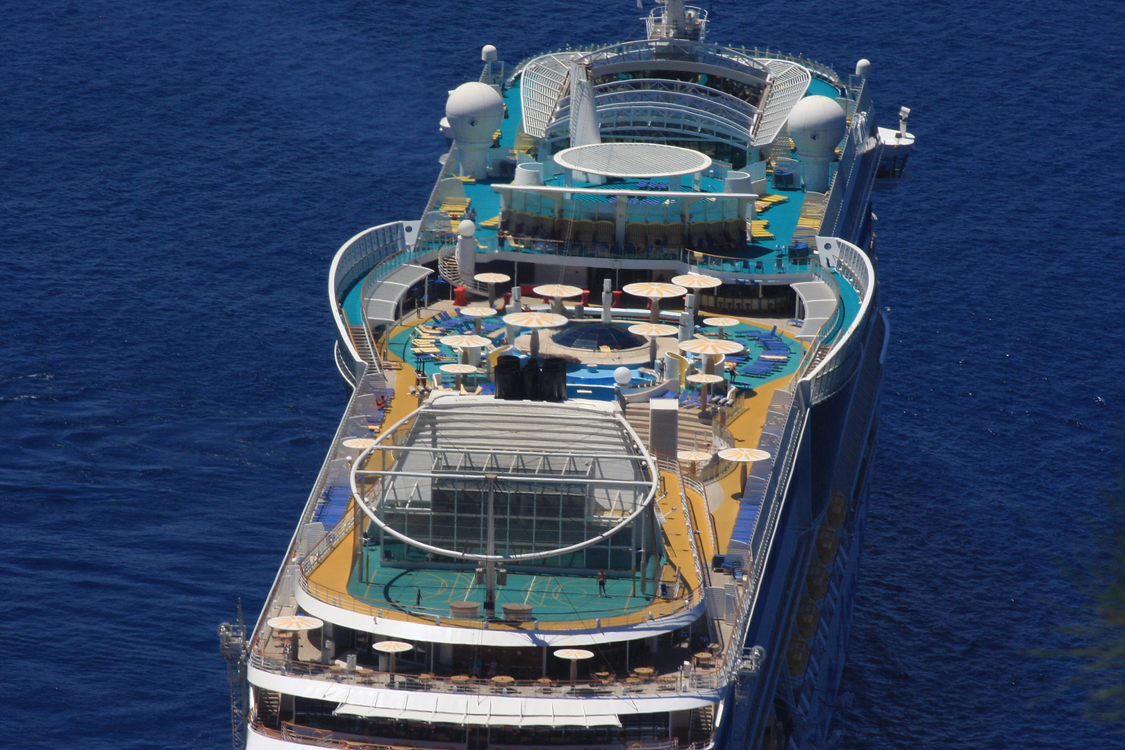 AIDA diva im August 2010 vor Santorin -Einblicke-