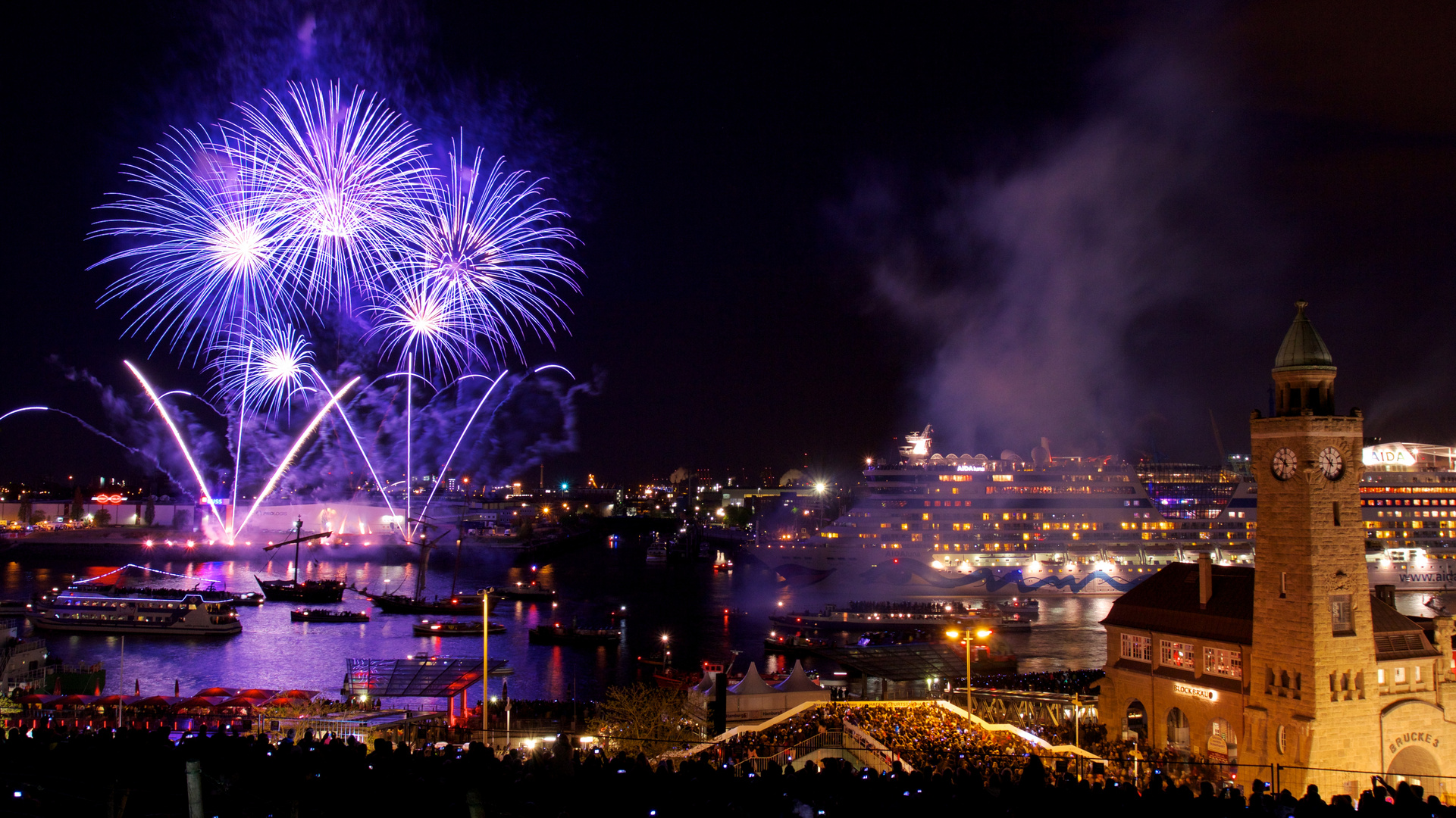 AIDA-Feuerwerk @ Hafengeburtstag 2013