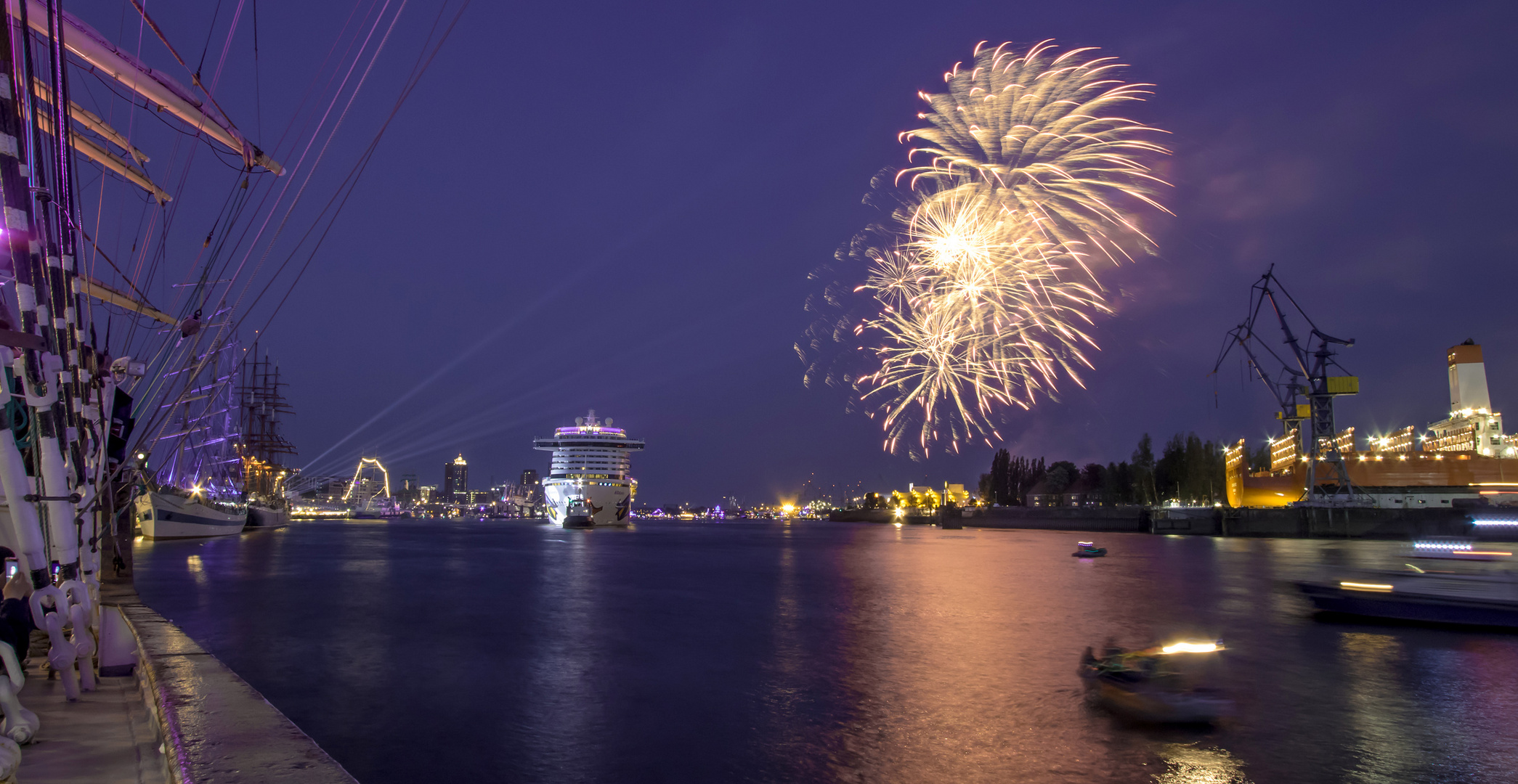 AIDA Feuerwerk zum Hafengeburtstag in Hamburg 2018