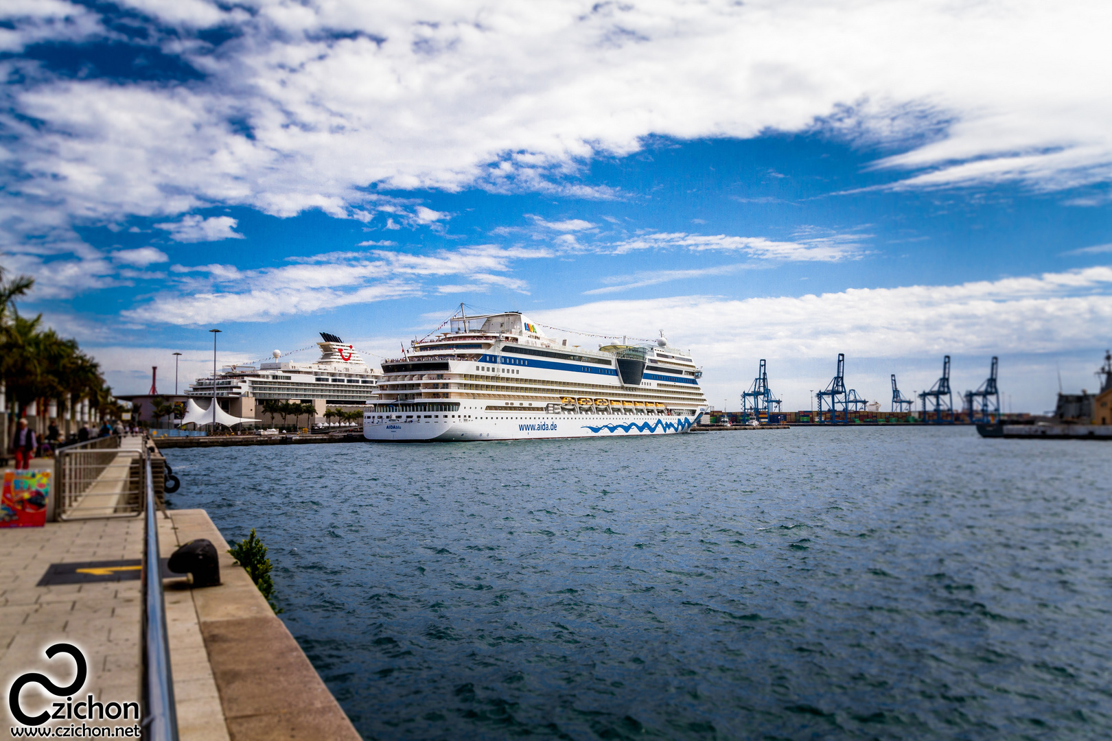 AIDA im Hafen...