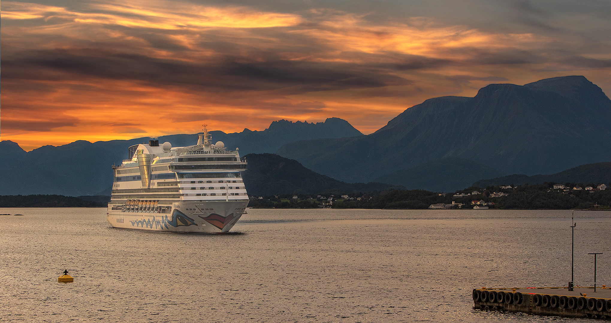 Aida in Alesund am frühen Morgen 001