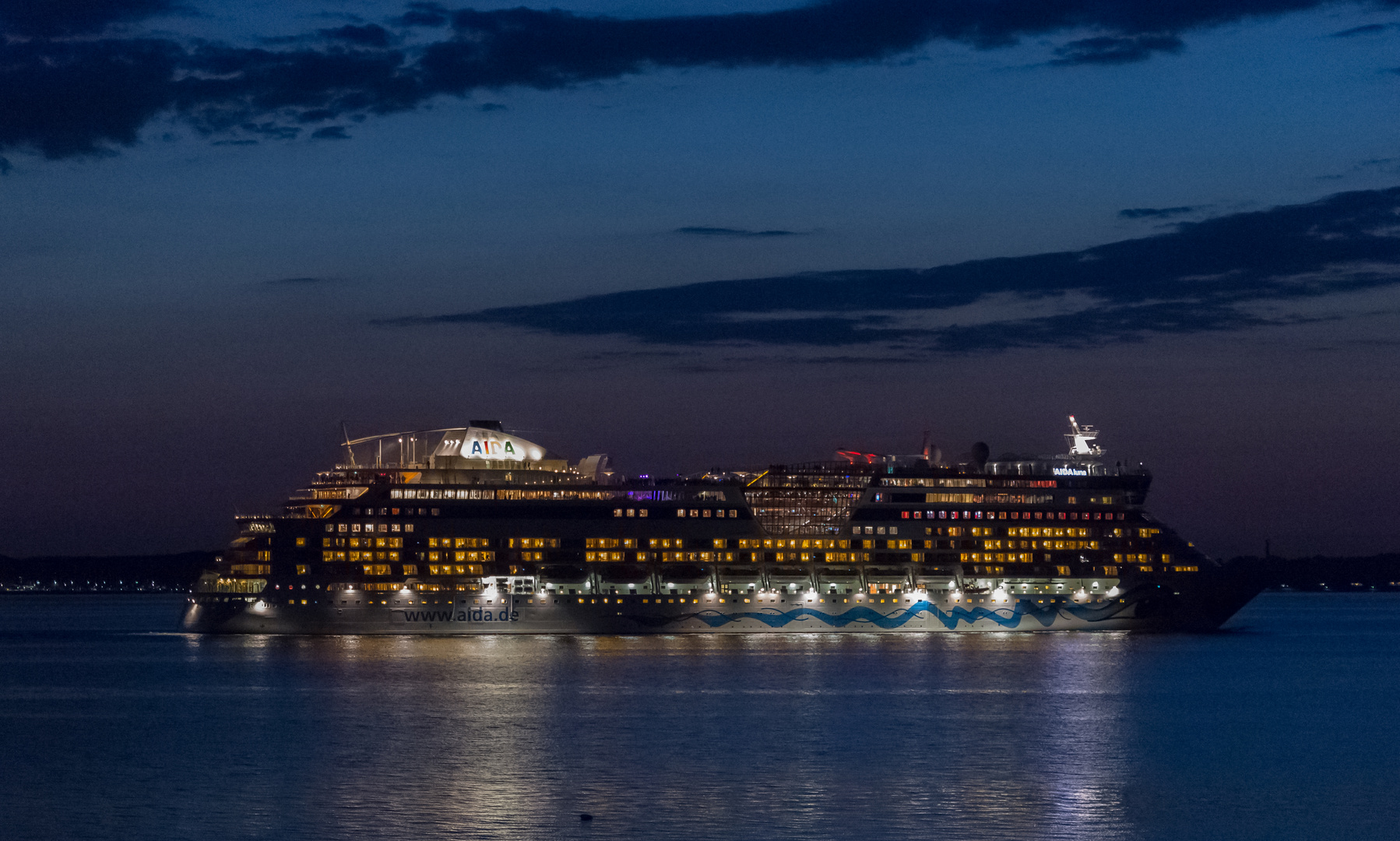 Aida Luna bei der nächtlichen Ausfahrt in der Kieler Förde