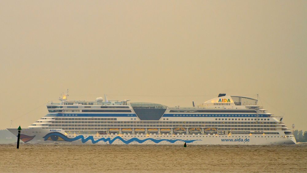 Aida Luna bei schlechten Wetter auf der Elbe