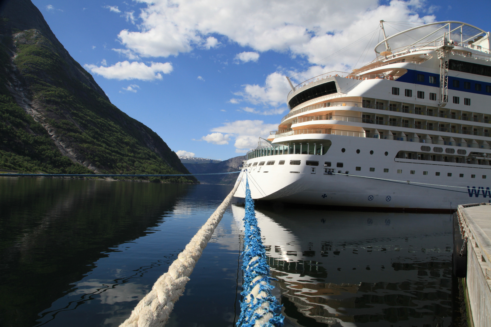 AIDA luna im Juni 2012 vor Eidfjord vertäut