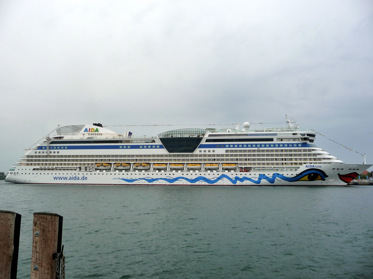 Aida-Luna von der Warnemünder Fähre aus fotografiert !