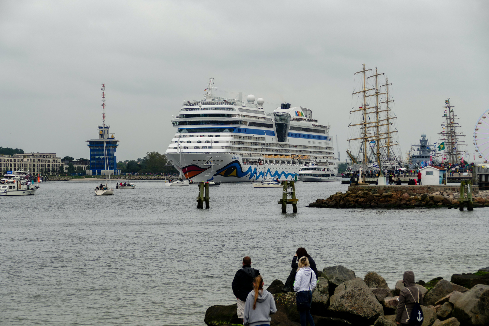 Aida mar Ausfahrt aus dem Warnemünder Hafen