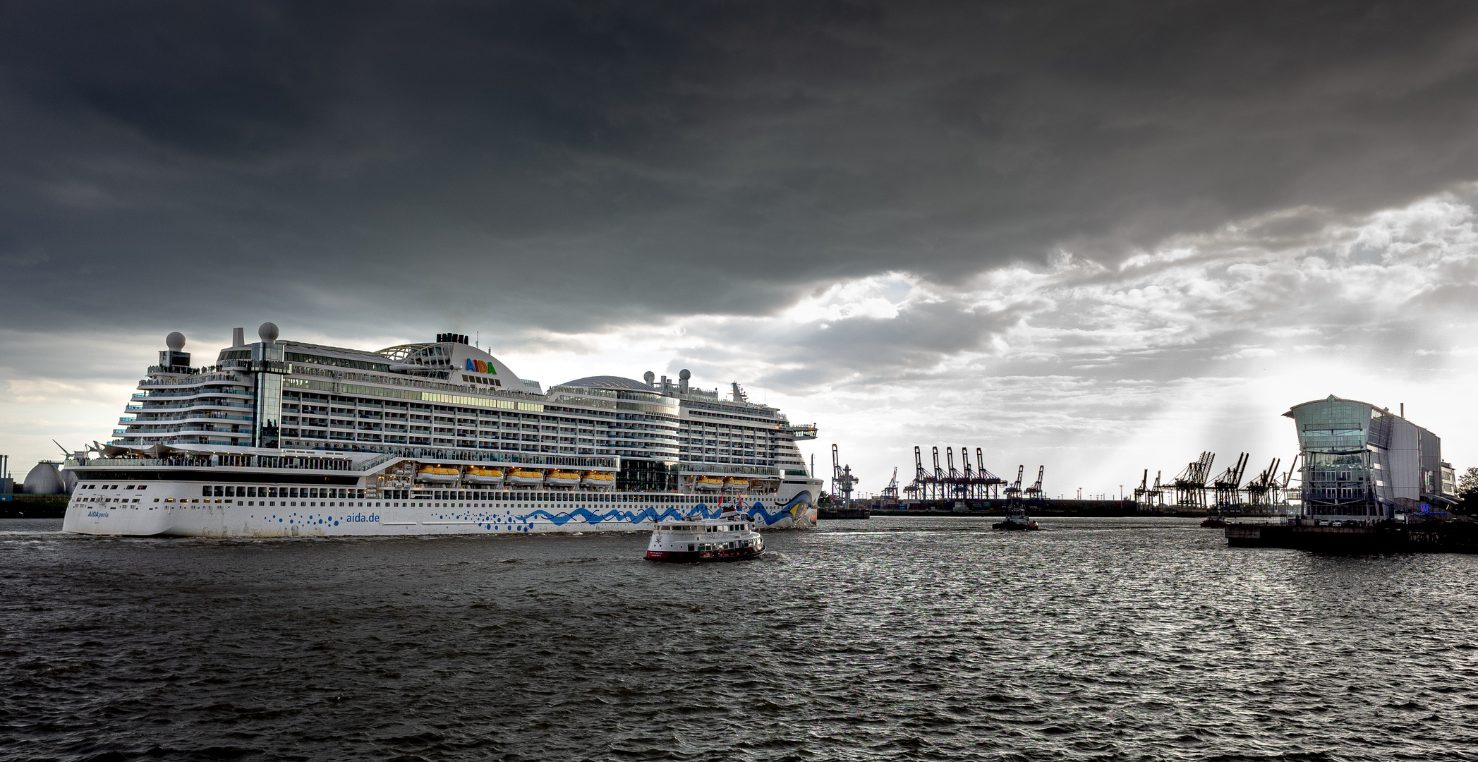 Aida Perla auf der Elbe