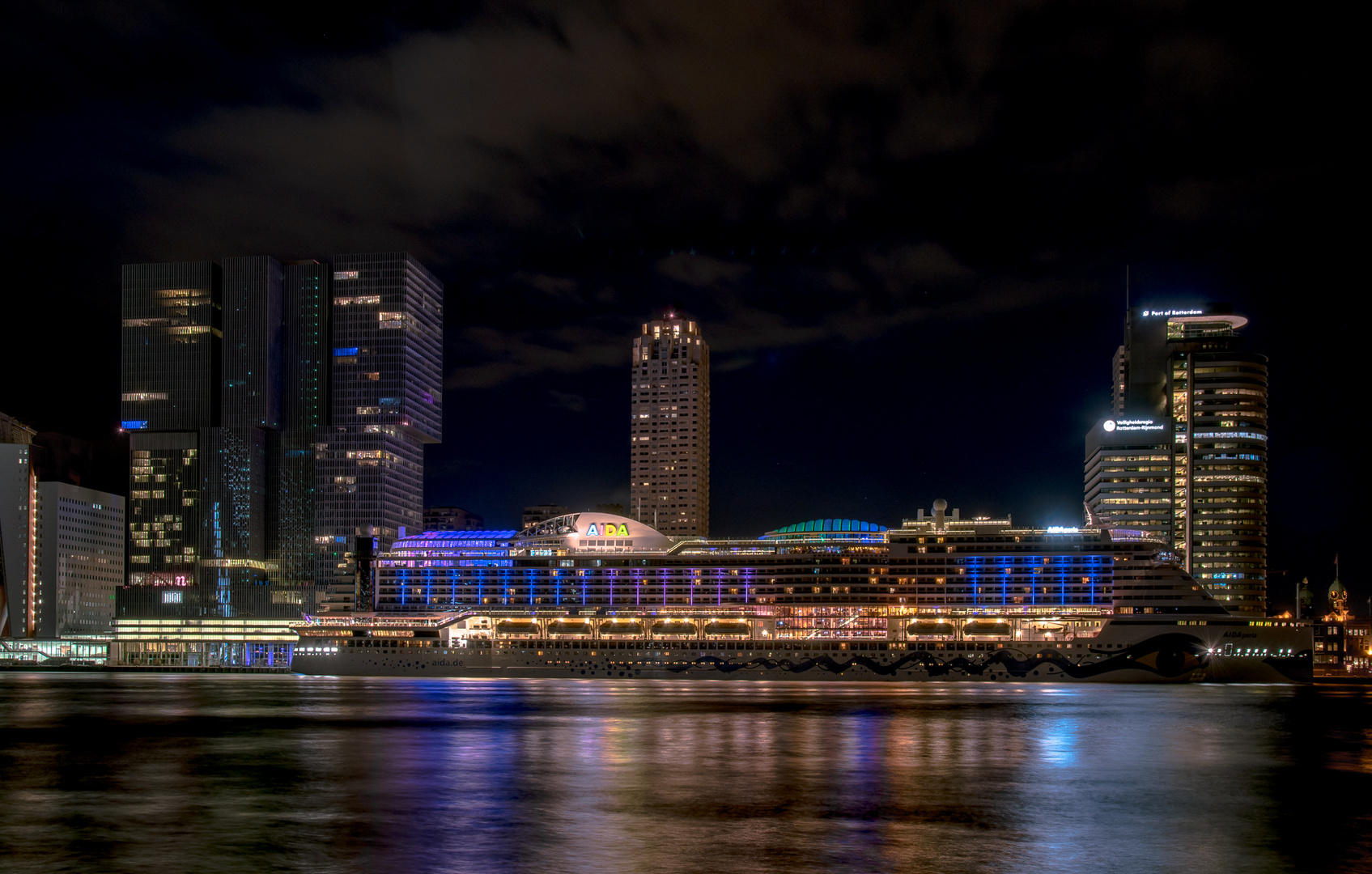 Aida Perla in Rotterdam bei Nacht.21.6.2018