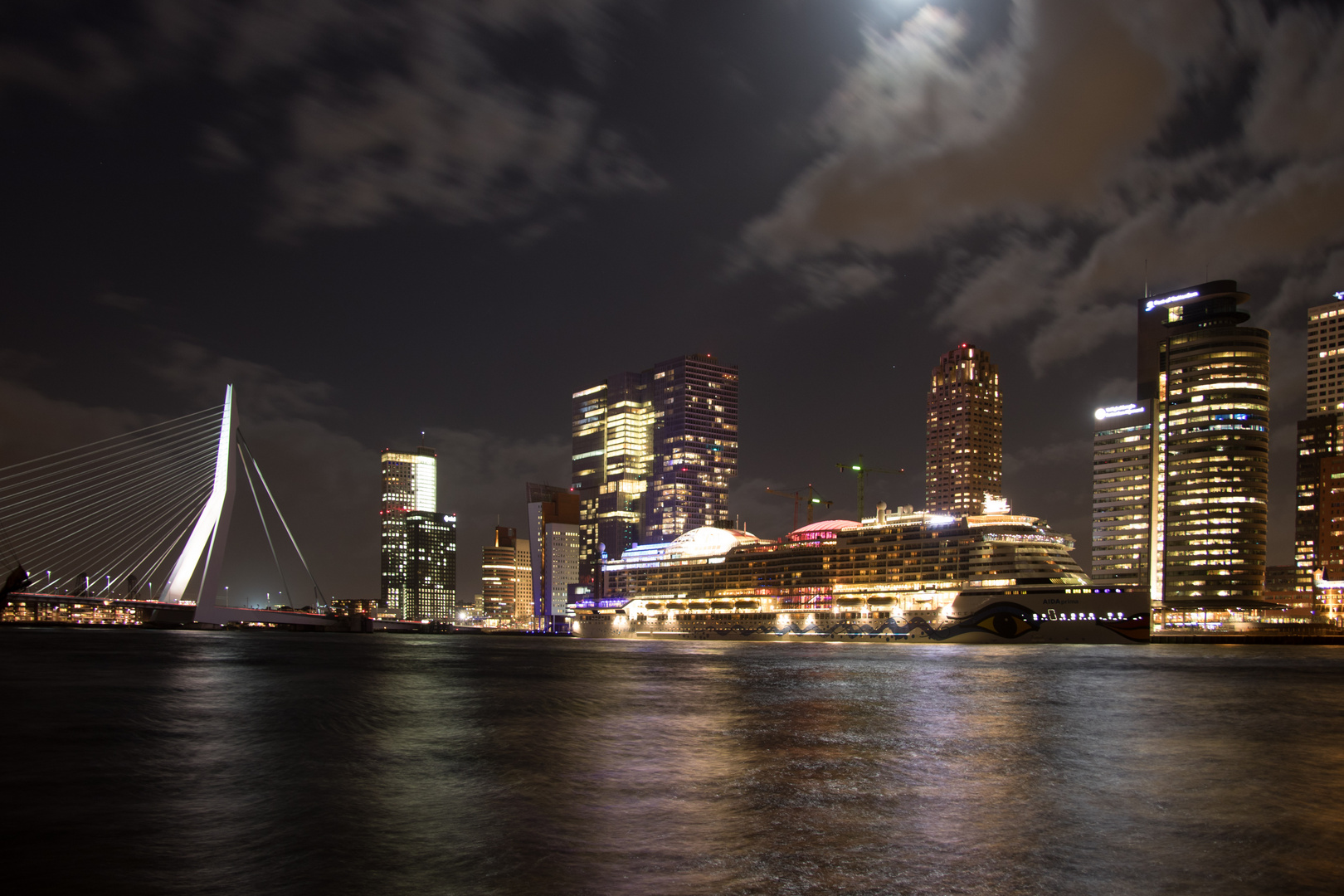  AIDA Prima - Cruise Terminal bei Nacht