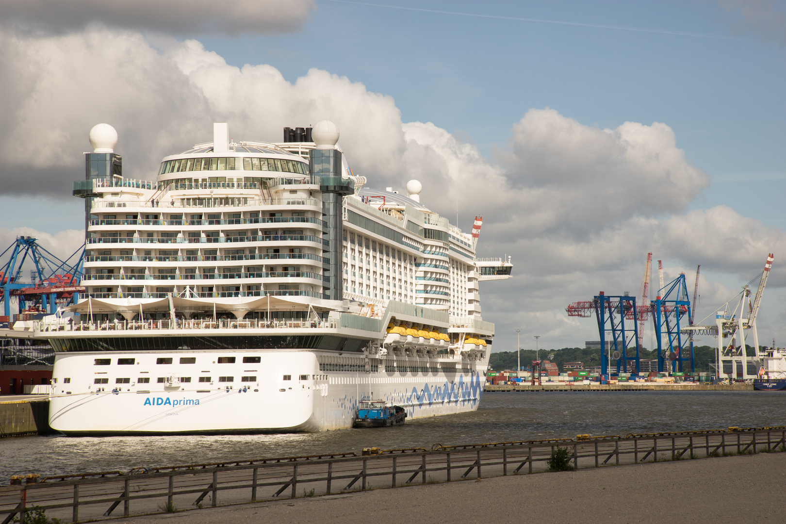 AIDA Prima in Hamburg