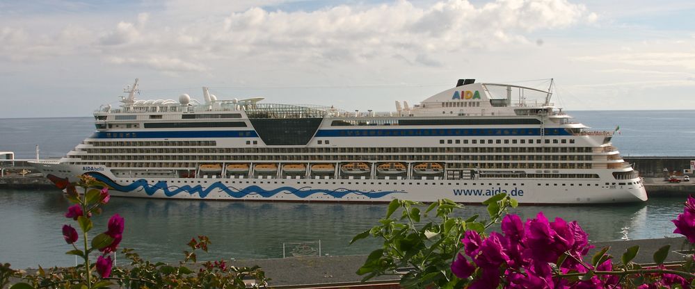 AIDAbella im Hafen von Madeira