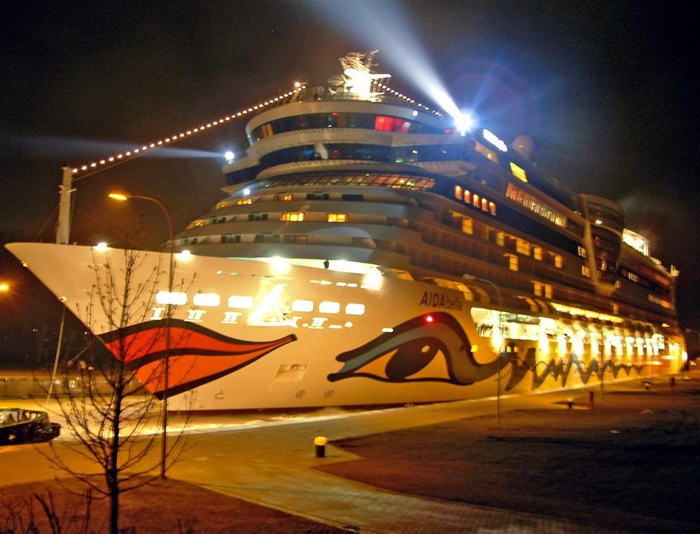 Aidabella in der Großen Seeschleuse in Emden