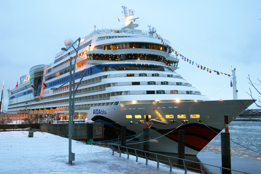 AIDAblu am Cruise Center in Hamburg