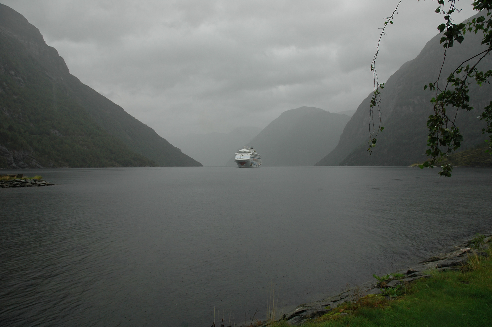 AIDAblu im Dunst von Hellesylt (Norwegen 2005)