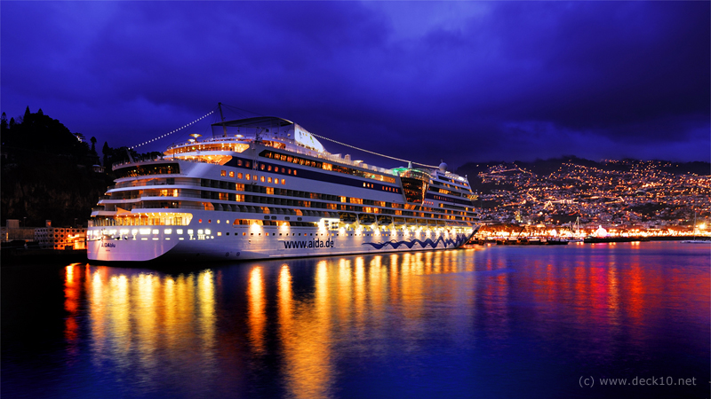 AIDAblu im Hafen von Funchal (Madeira)