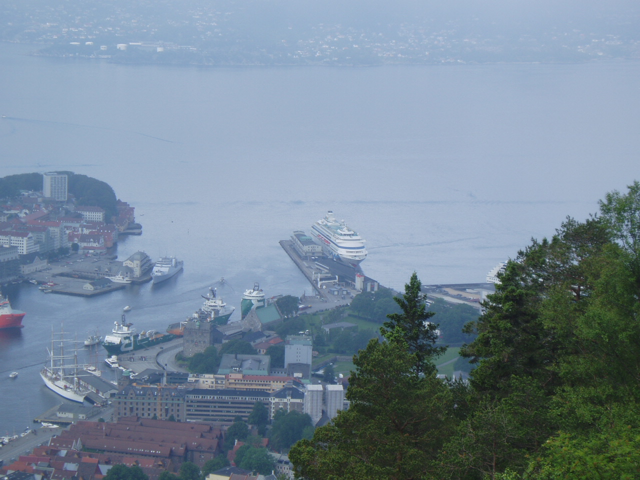 AIDAcara im Hafen von Bergen