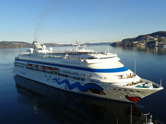 AIDAcara im Hafen von Ulvik