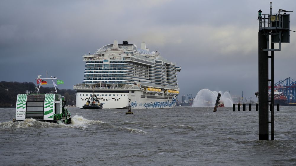 AIDAcosma kurz vor dem Hafen