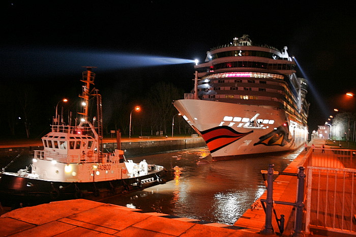 AIDAdiva in der großen Seeschleuse in Emden