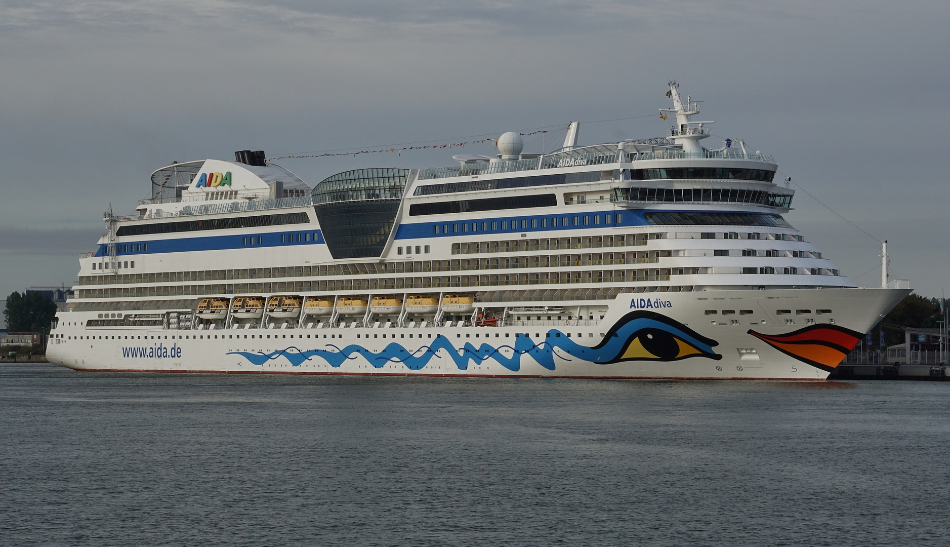 AIDAdiva liegt in Warnemünde