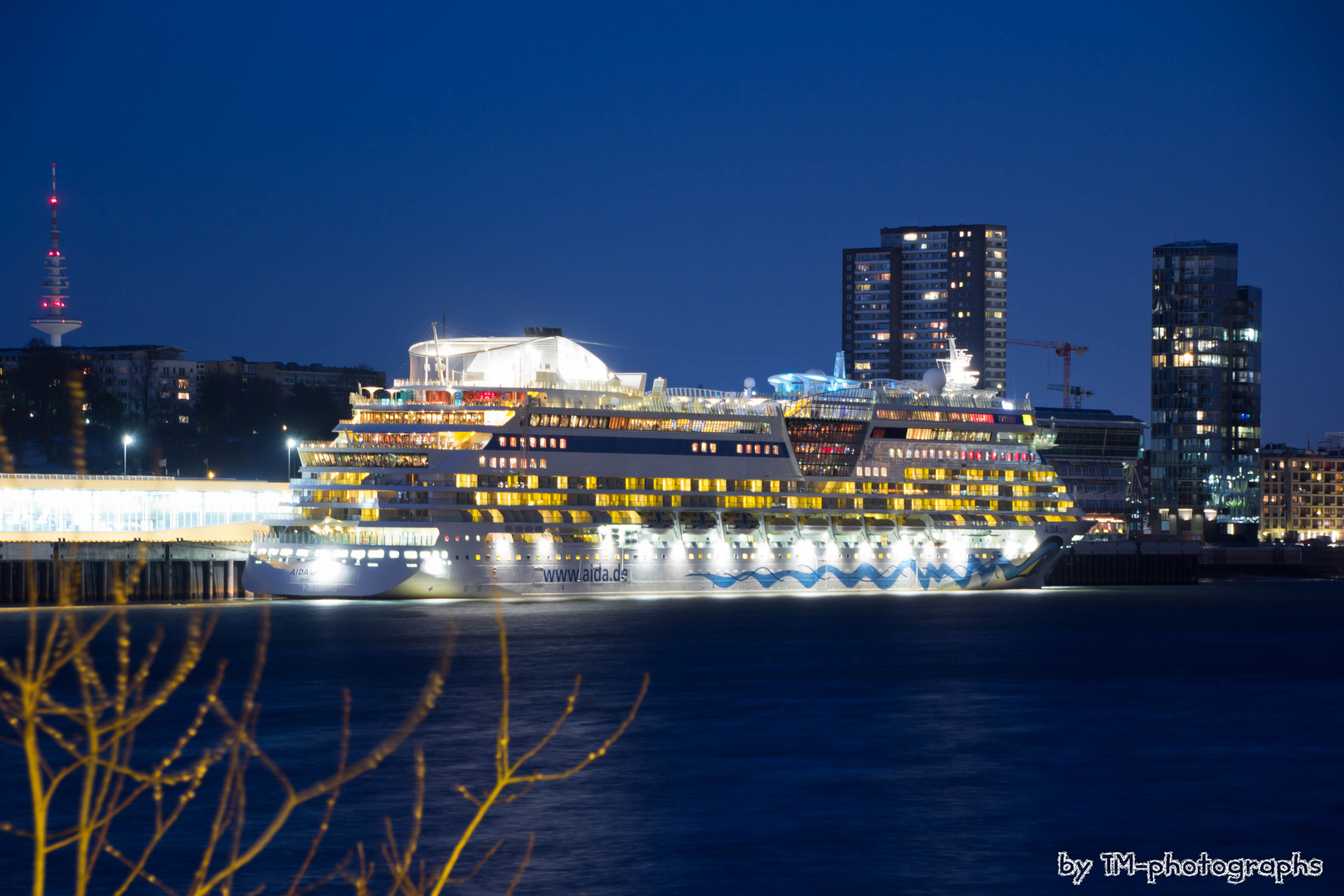 AIDALuna am Cruisecenter Hamburg Altona