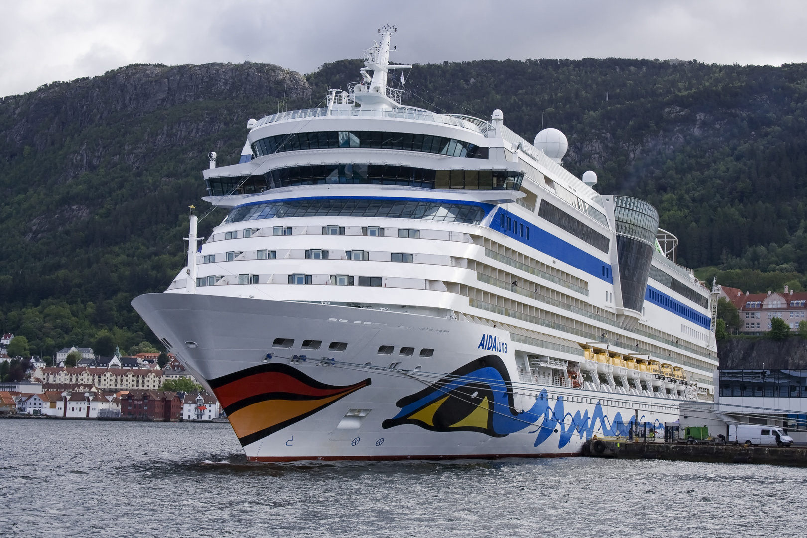 AIDAluna im Hafen von Bergen (Norwegen)