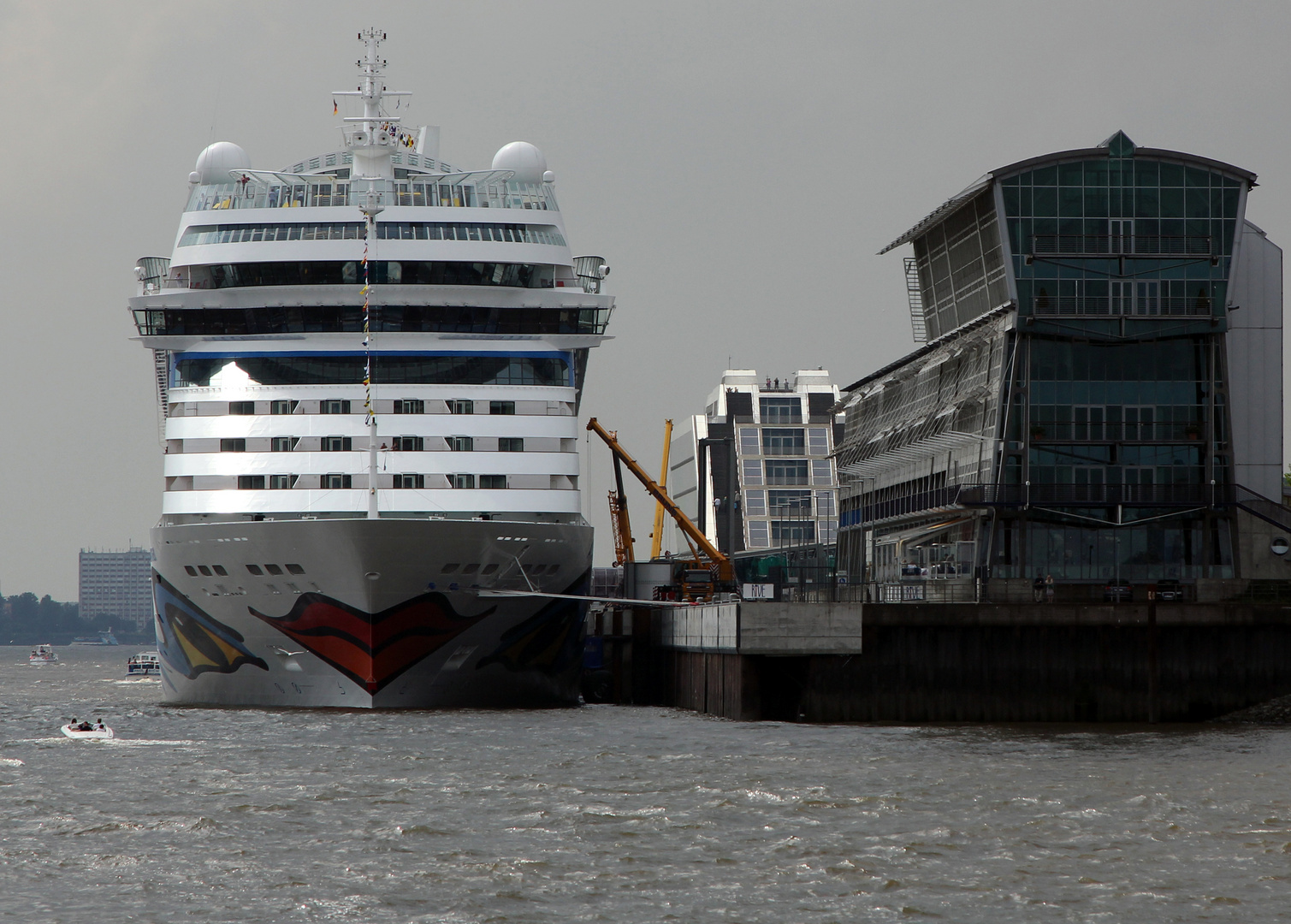 AIDAmar am Dockland in Hamburg festgemacht...