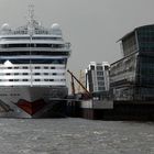 AIDAmar am Dockland in Hamburg festgemacht...