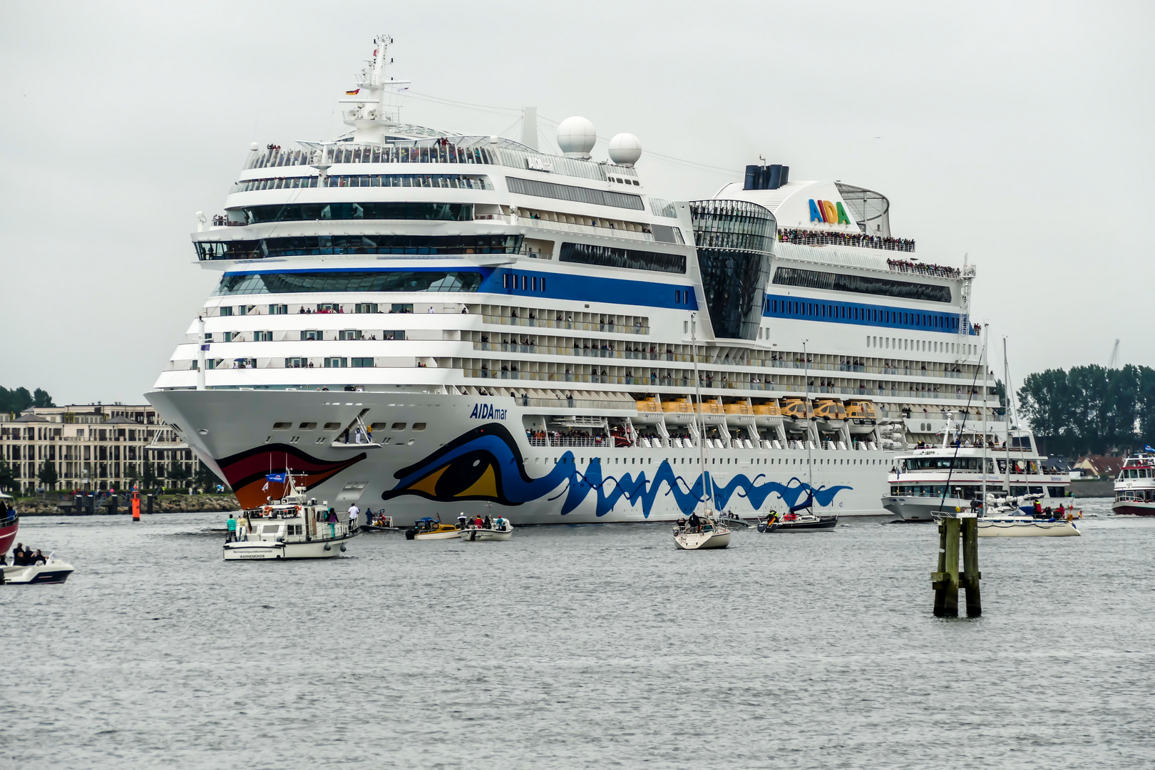 AidaMar bein Auslaufen aus dem Harfen Warnemünde