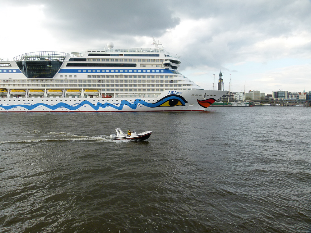 AIDAmar in Hamburg,