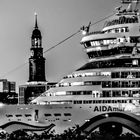 AIDAmar vor dem Michel im Hamburger Hafen  .....