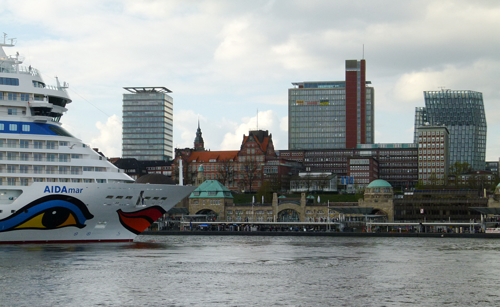 AIDAmar  vor den Landungsbrücken.