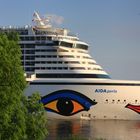 AIDAperla beim Auslaufen auf der Elbe bei Blankenese