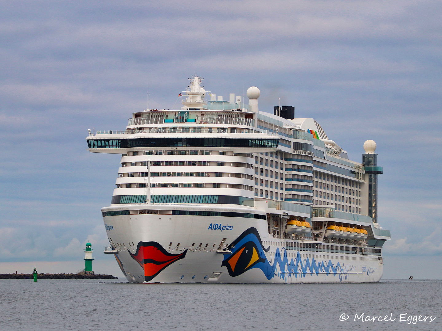 AIDAprima einlaufend Warnemünde