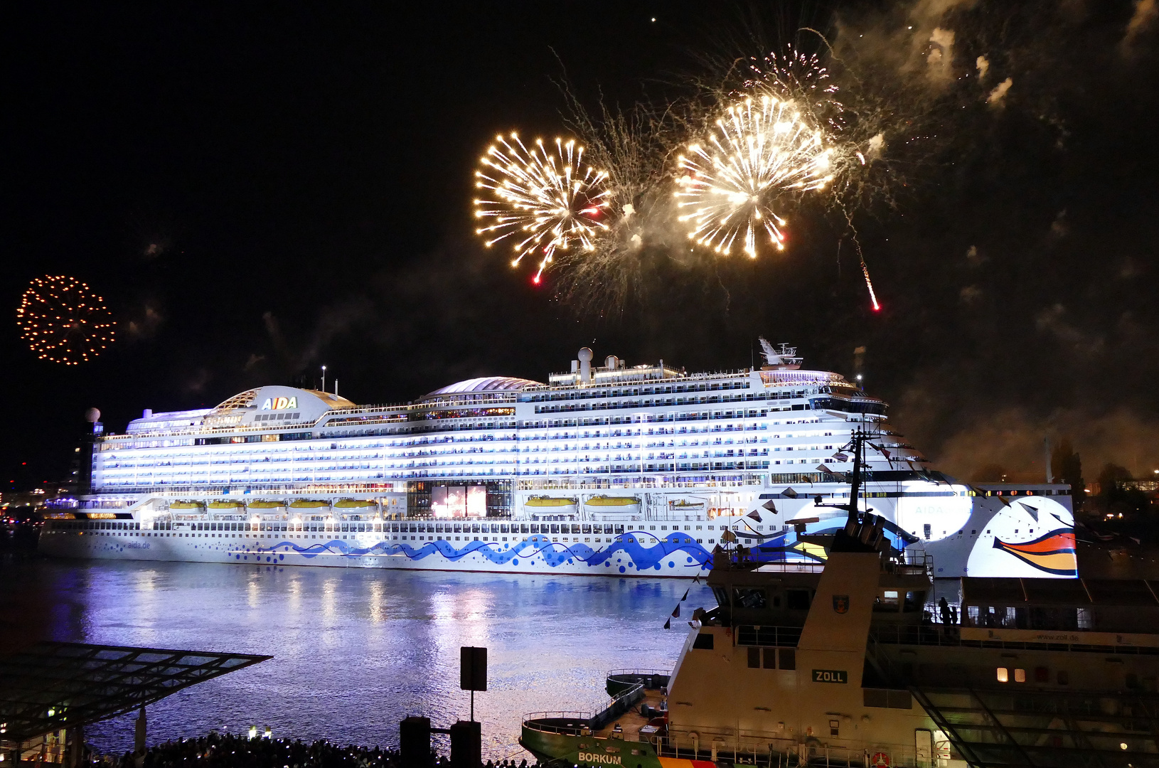 AIDAPrima Taufe und Feuerwerk in Hamburg 2016