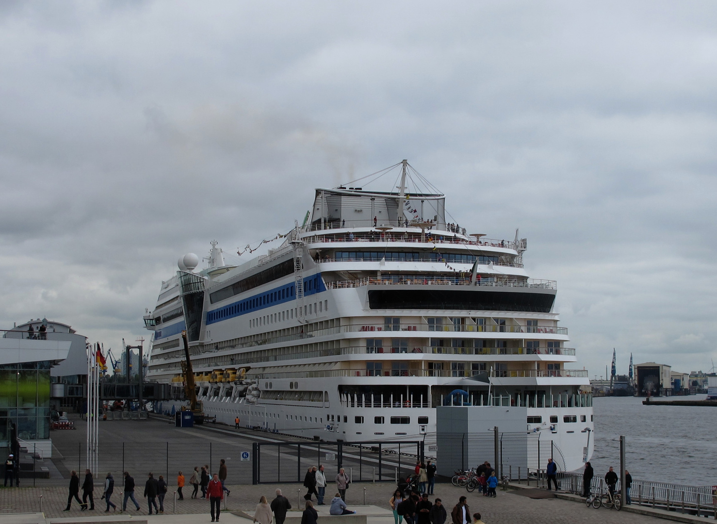 AidaSol bei den Docklands in Hamburg am Himmelfahrtstag