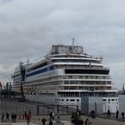 AidaSol bei den Docklands in Hamburg am Himmelfahrtstag