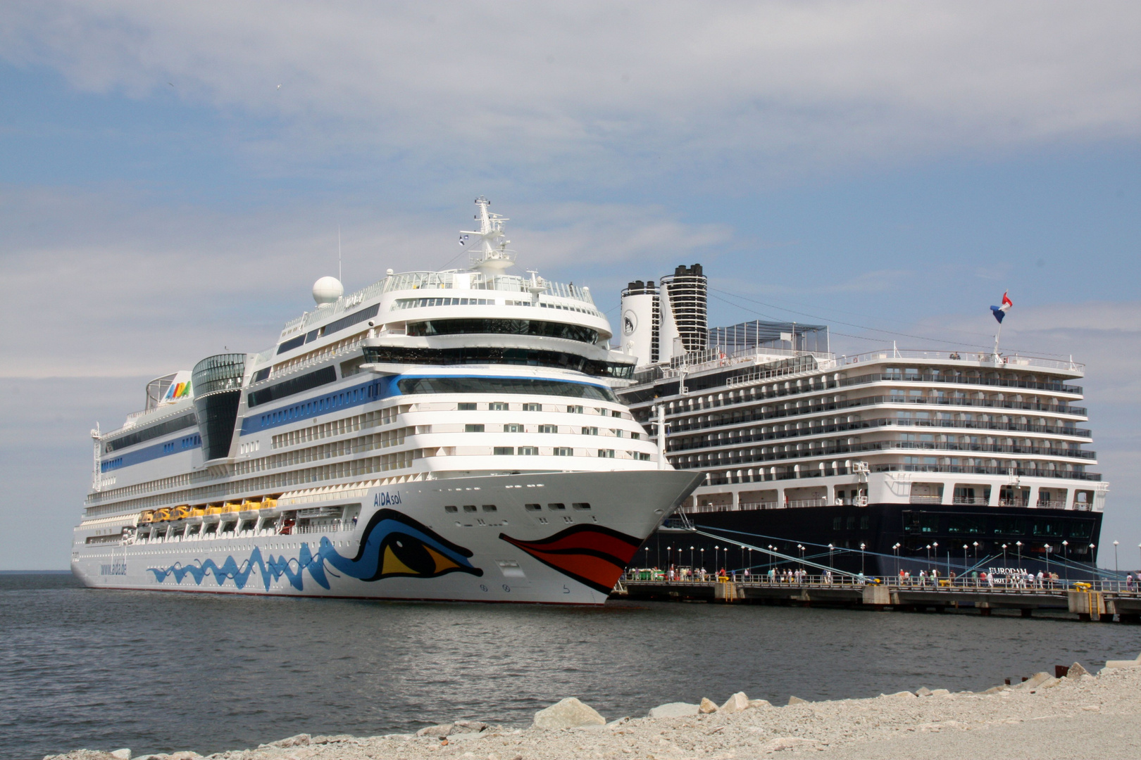 AIDAsol und Eurodam am 06.07.2012 im Hafen von Tallin