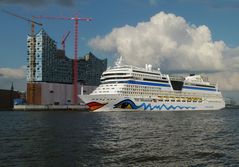 AIDAsol vor Dauerbaustelle Elbphilharmonie