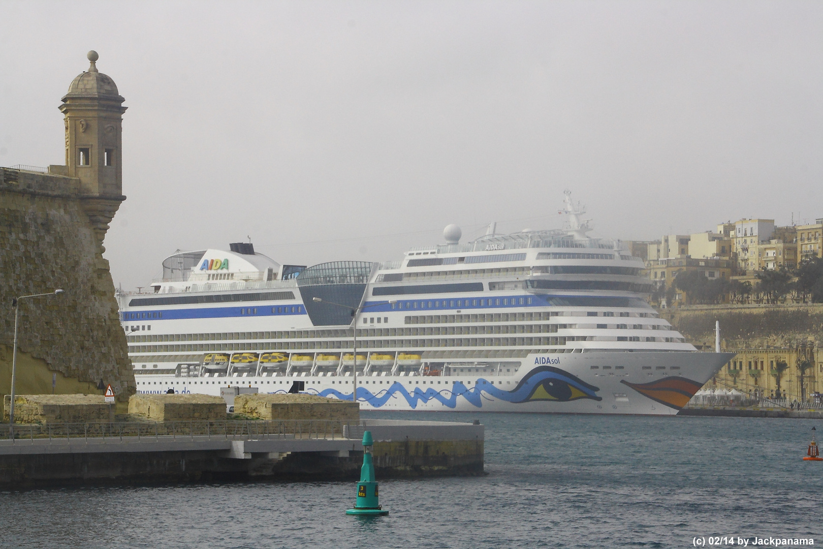 AIDASol vor der Natursteinkulisse von Valletta (Malta)