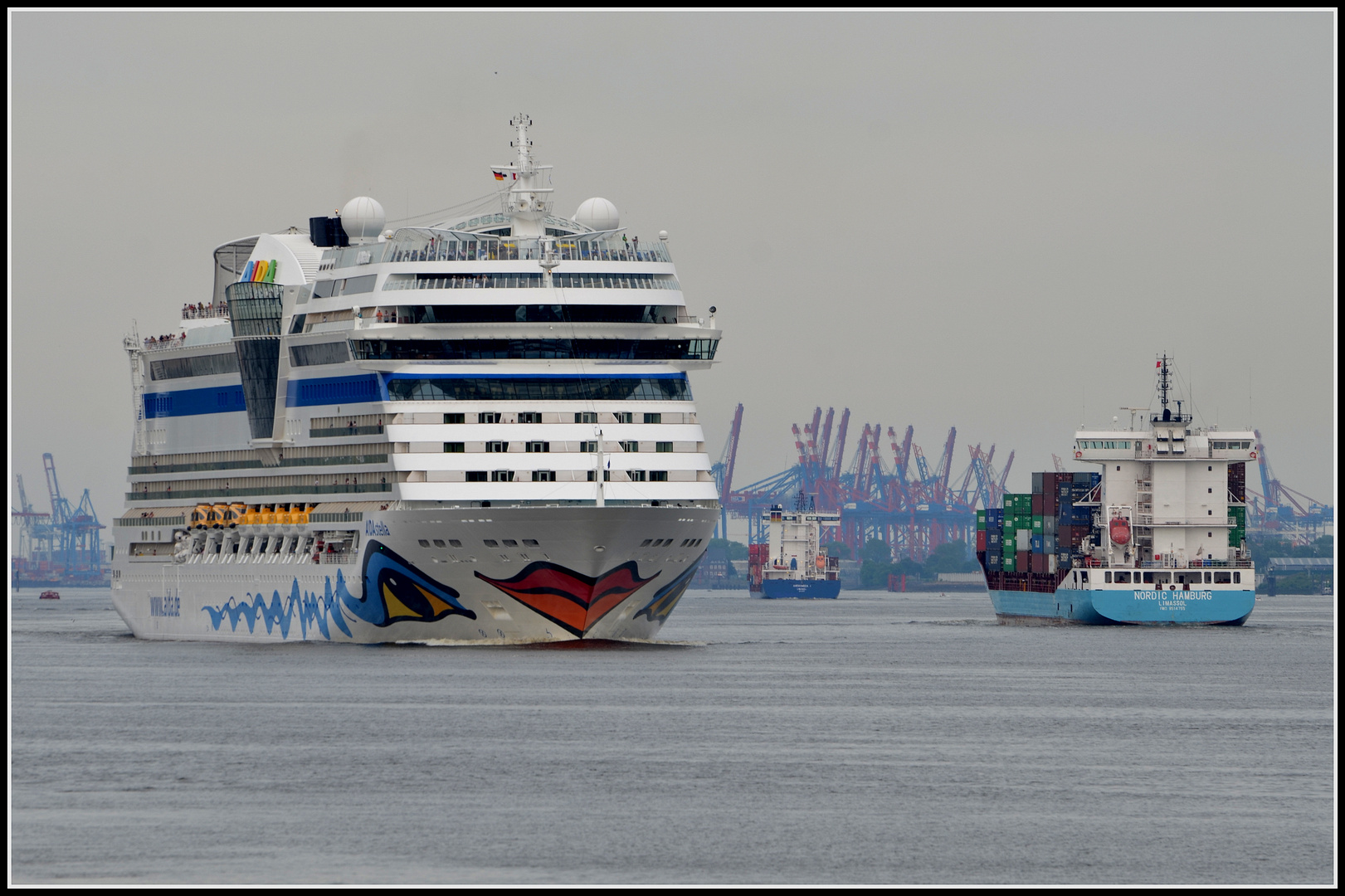 AIDAstella verlässt Hamburg bei trüben Wetter