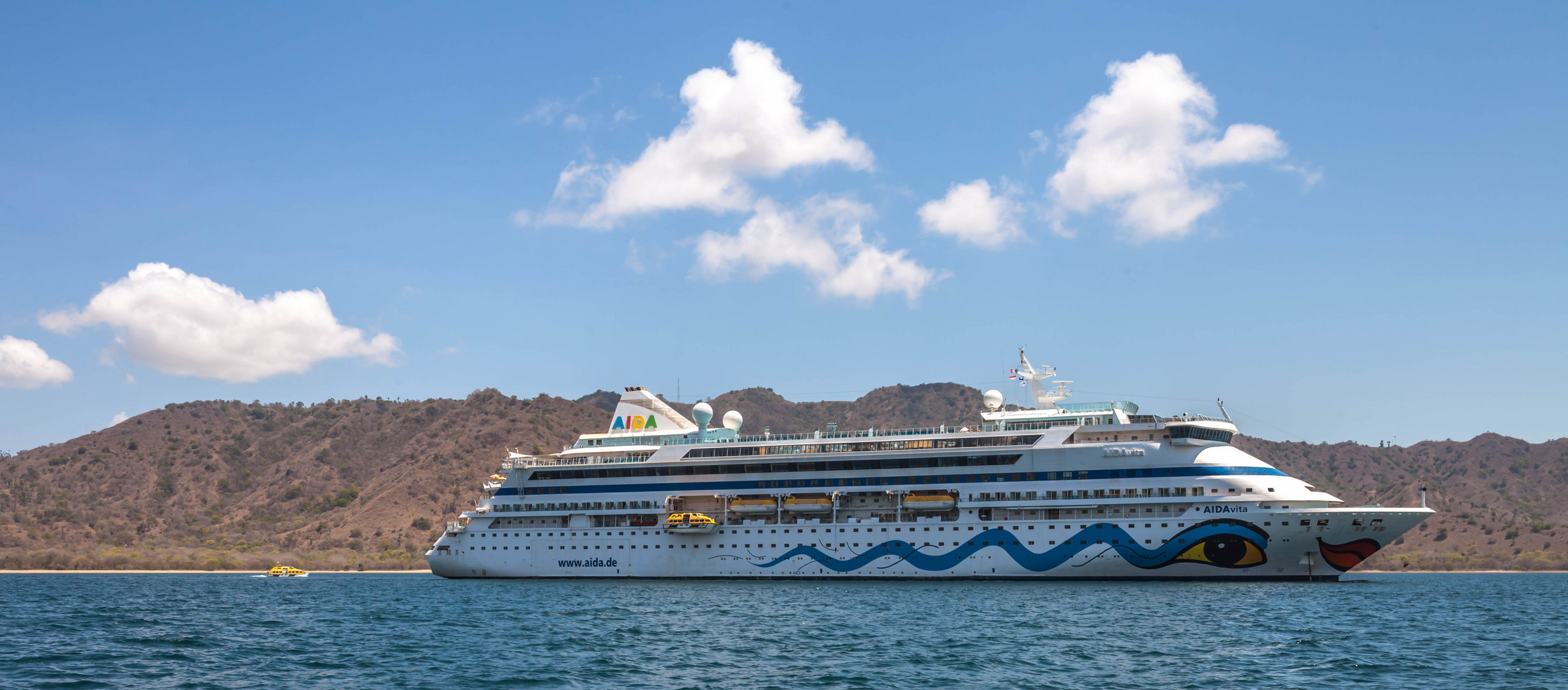 AIDAvita vor der Küste von Komodo 