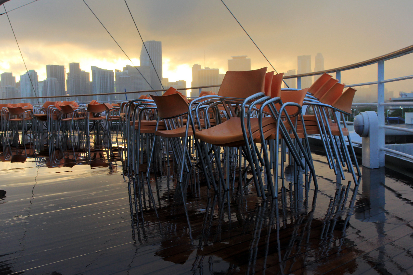 AIDAVita vor Miami Skyline, durchziehender Regenschauer bei Sonnenuntergang  ©Zunke 