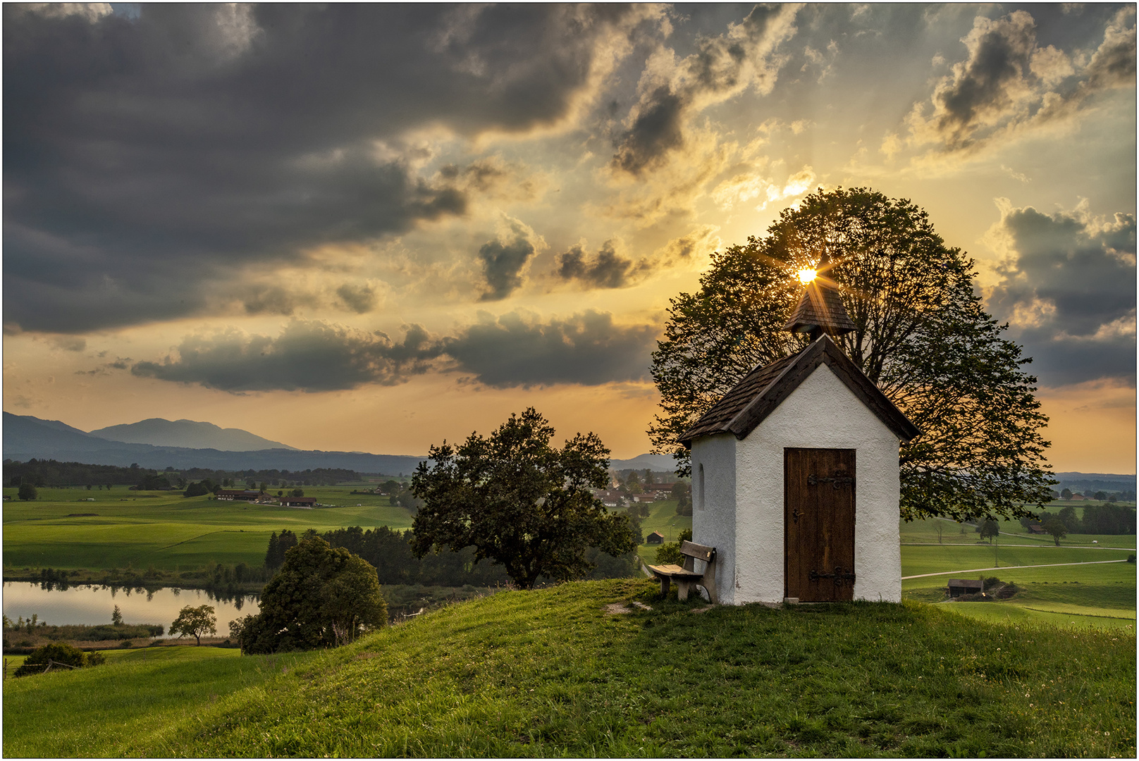 Aidlinger Kapelle am Abend