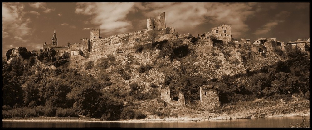 Aigueze-Saint Martin (Ardeche-Südfrankreich) Sephia