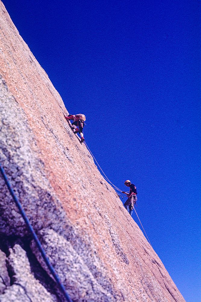 Aiguille du Midi S-Wand - Seilschaft in einer benachbarten Route (Dia von 1971, gescannt)