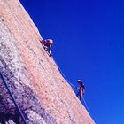 Aiguille du Midi S-Wand - Seilschaft in einer benachbarten Route (Dia von 1971, gescannt)