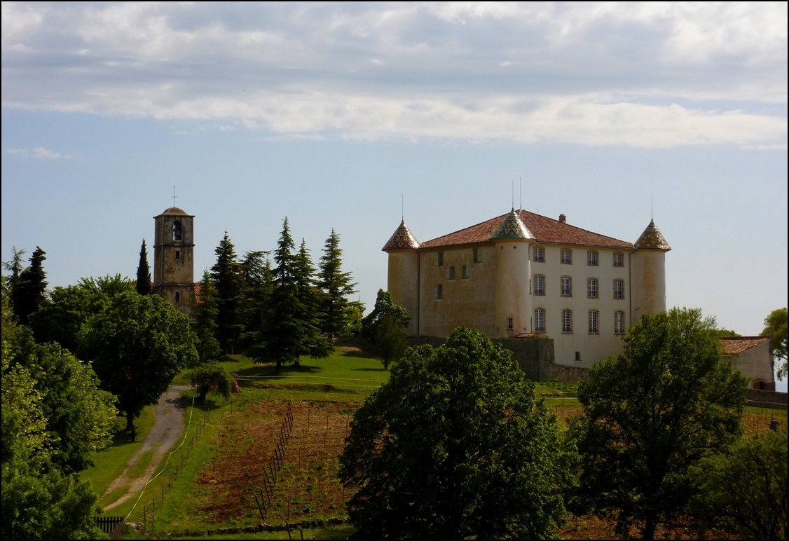 Aiguines et son ravissant château !(04)