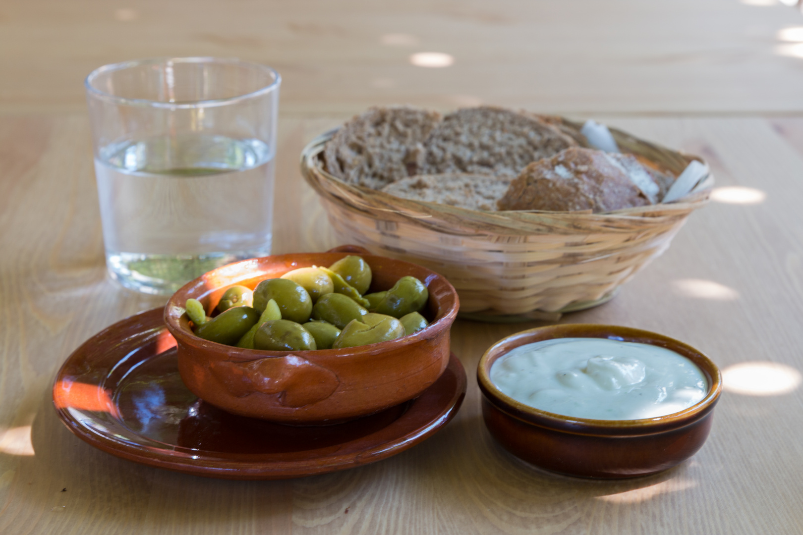 aioli, aceitunas verdes y pan